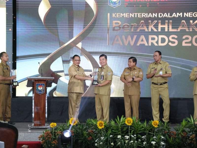 Ditjen Dukcapil Borong 4 Penghargaan Kemendagri BerAKHLAK Award 2023